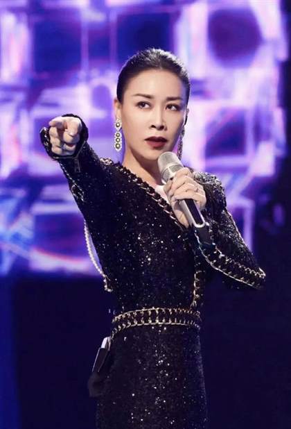 那英《歌手》紧张不是演的 那英爆料因《歌手》直播感到崩溃了