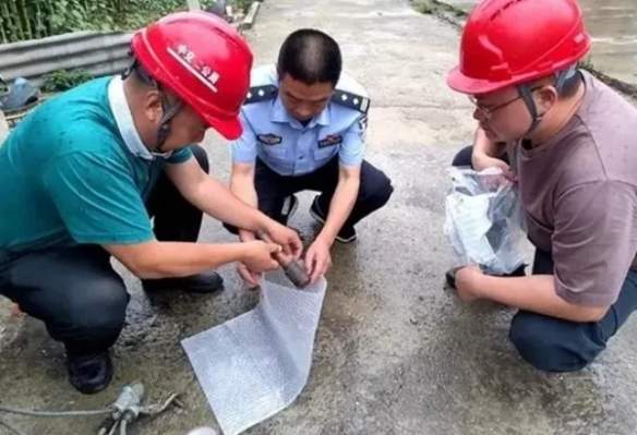 手榴弹当锤子用？平时用来砸核桃