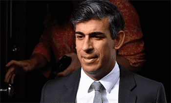  英国首相，在当地时间宣布辞职