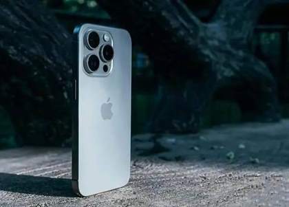 iPhone 16 Pro Max 全面升级：超大6.9英寸屏幕，潜望摄像头，1/1.14英寸传感器，8GB内存，A18 Pro芯片