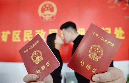 结婚证上的花卉图案是什么？揭秘中国结婚证上的传统花朵