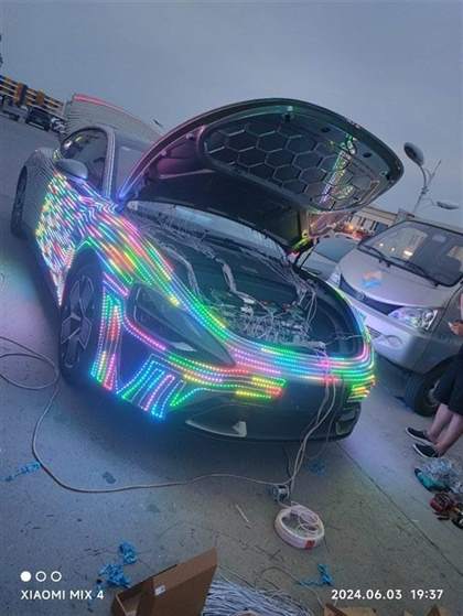 小米SU7赛博朋克风格改装展示：独特外观设计一览
