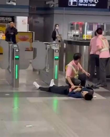 上海地铁惊魂！持刀伤人事件揭露，三名无辜者受伤，嫌疑人已被警方控制