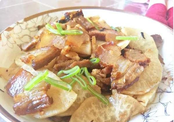 《精选家常菜：萝卜炒腊肉独家秘籍，解析萝卜过量引发放屁的原因》