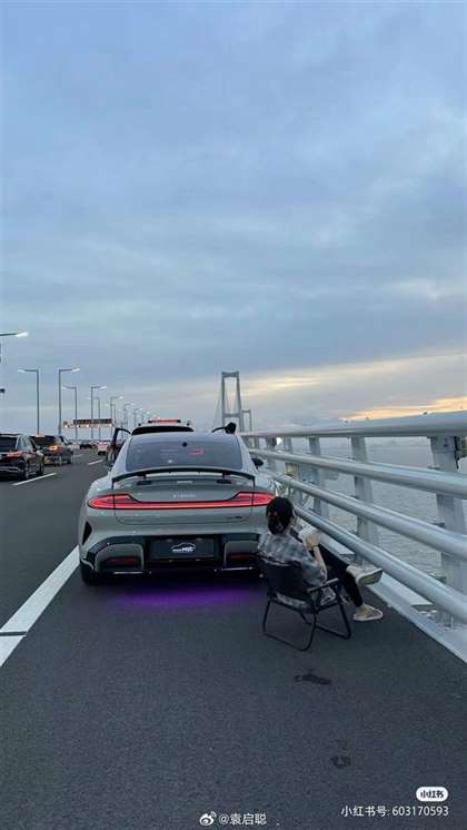 车主遮挡车牌打卡深中通道，小米SU7应急车道违法停车