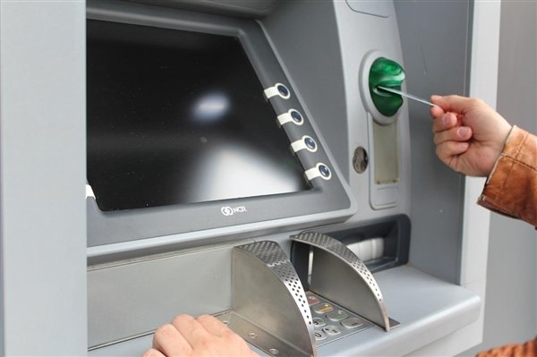 移动支付兴起，ATM机数量逐年减少趋势