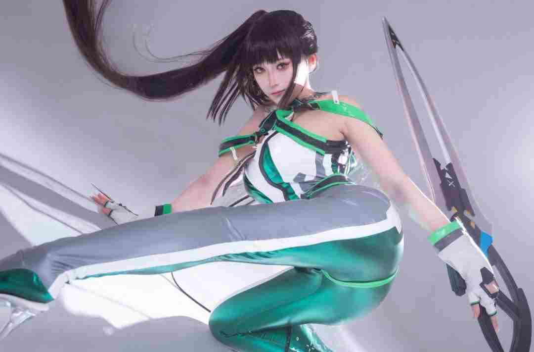 日本美女Cos剑星女主伊芙高度还原造型姿势