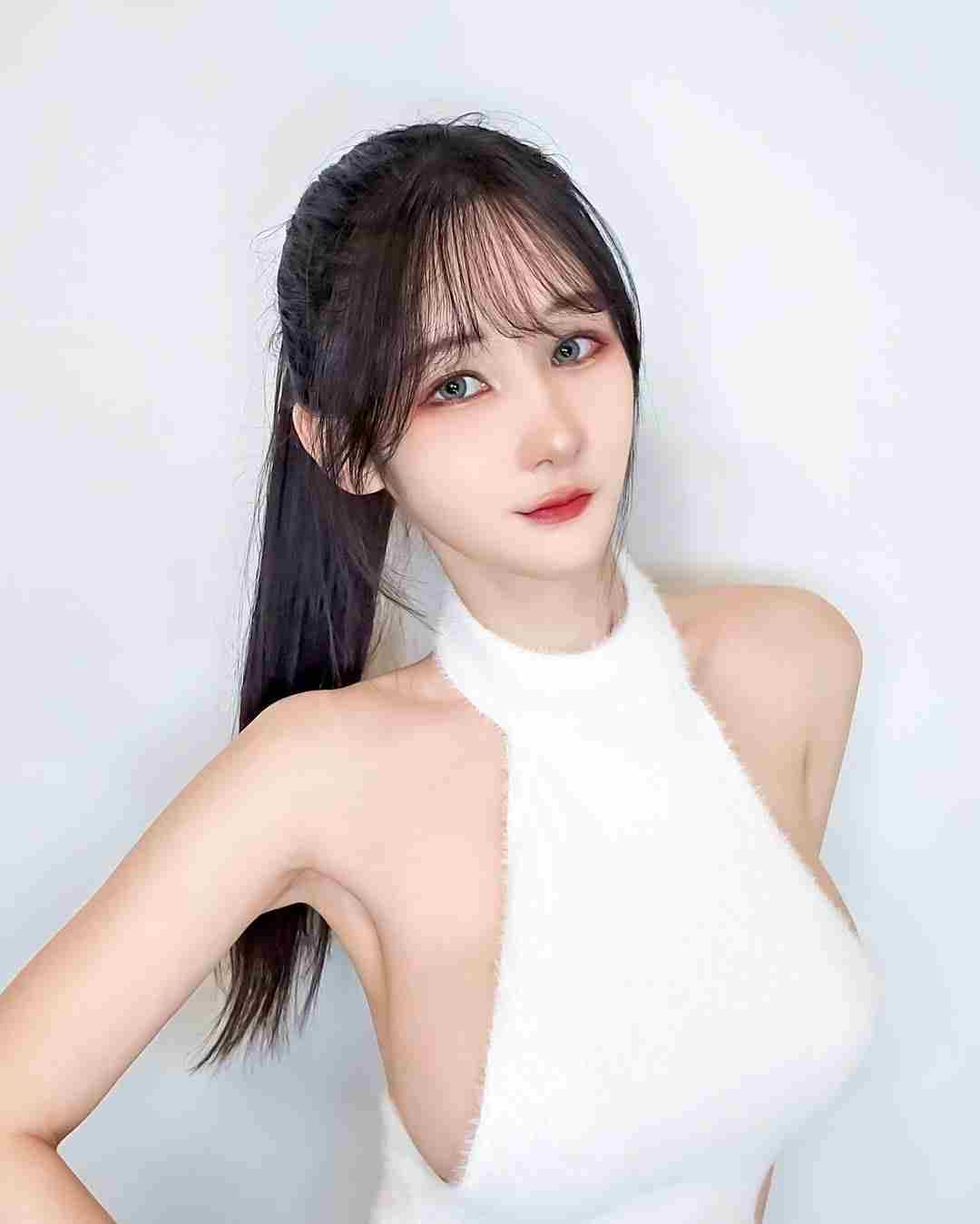 剑星游戏第三体模COS美女火辣身材引人注目