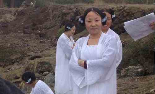 《抖音》四百大妈梗介绍