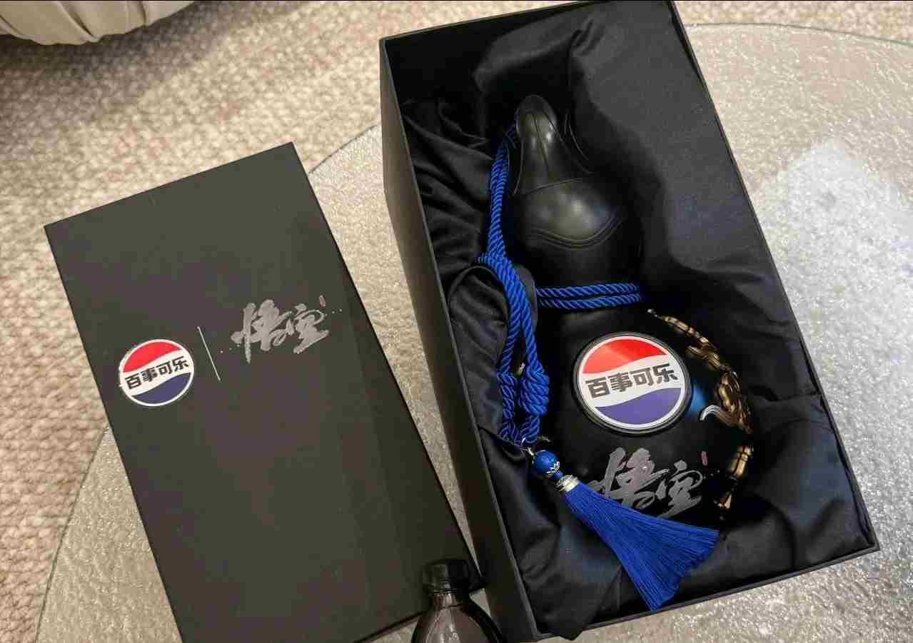 女流试开黑神话悟空可乐葫芦礼盒引玩家热议