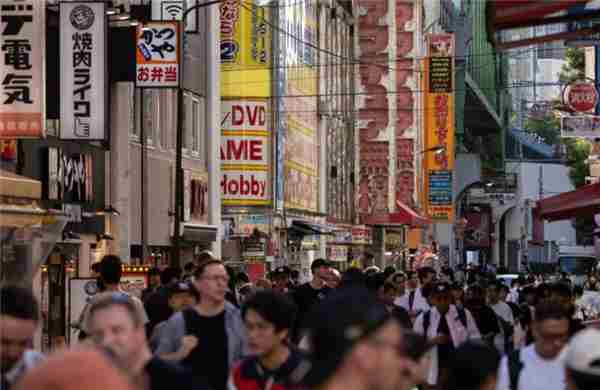 中国玩家秋叶原电脑店抢购英伟达显卡引发排队热潮