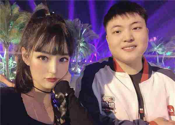 Uzi奥咪咪八年爱情长跑甜蜜完婚Ming现场亲吻祝福