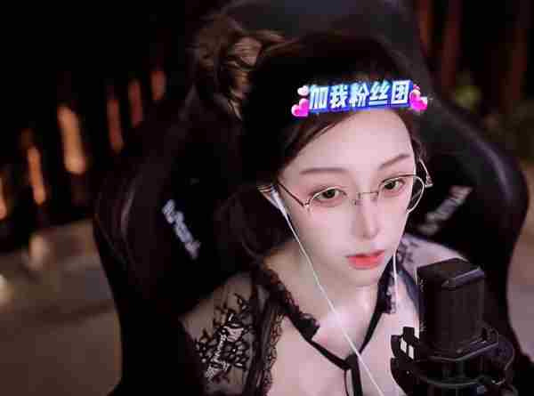 游戏女主播请代打被现场锤队友网友揭露惯犯行径