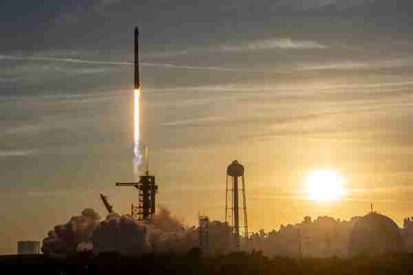 SpaceX 13小时实现三次发射壮举 救援与卫星发射两不误