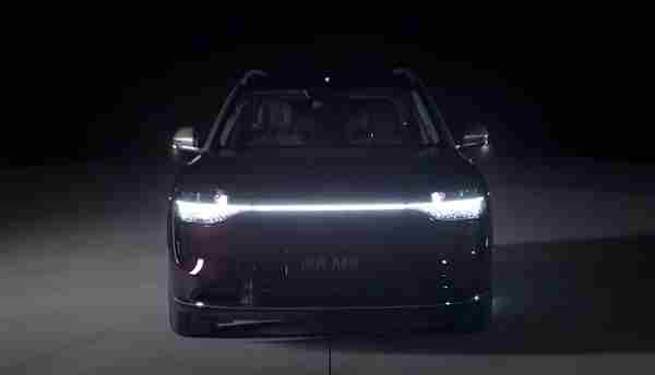 2025款问界M9搭载华为灯语系统2实现智能大灯拐弯功能