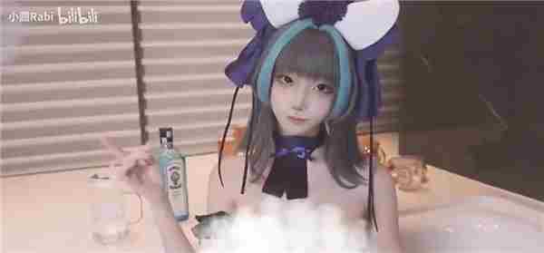 女Coser推出998元包月充电视频包收益全捐