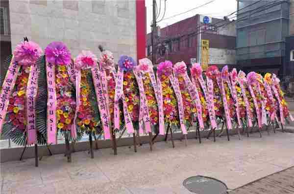 Gumayusi回归T1咖啡店粉丝送花圈庆祝