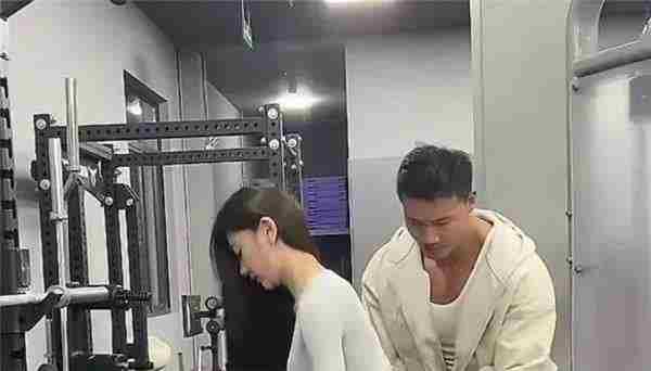 男主播怒斥摄影师侵犯车模隐私直播互动引热议