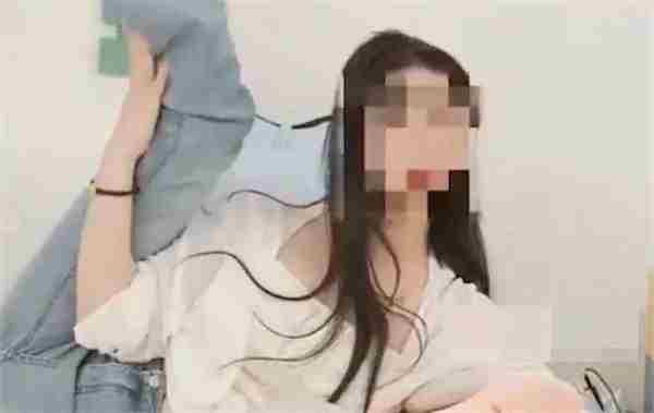 女主播趴睡枕解说引发百万销量争议