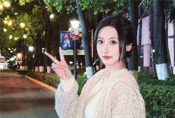 美女解说鼓鼓直播意外读出粉丝私密提问引热议
