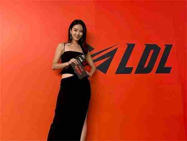 LPL美女主持人弃赛开餐厅曾砸800万留学海外