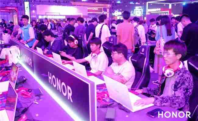 荣耀HUNTER游戏本DreamHack嘉年华首秀静音高性能吸引用户体验