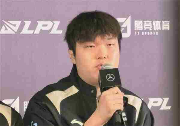 Bin哥无脑发言再登微博热搜网友讽其为小丑皇