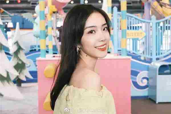 LPL美女主持人余霜与GAM光头老板同台演绎搞笑短剧